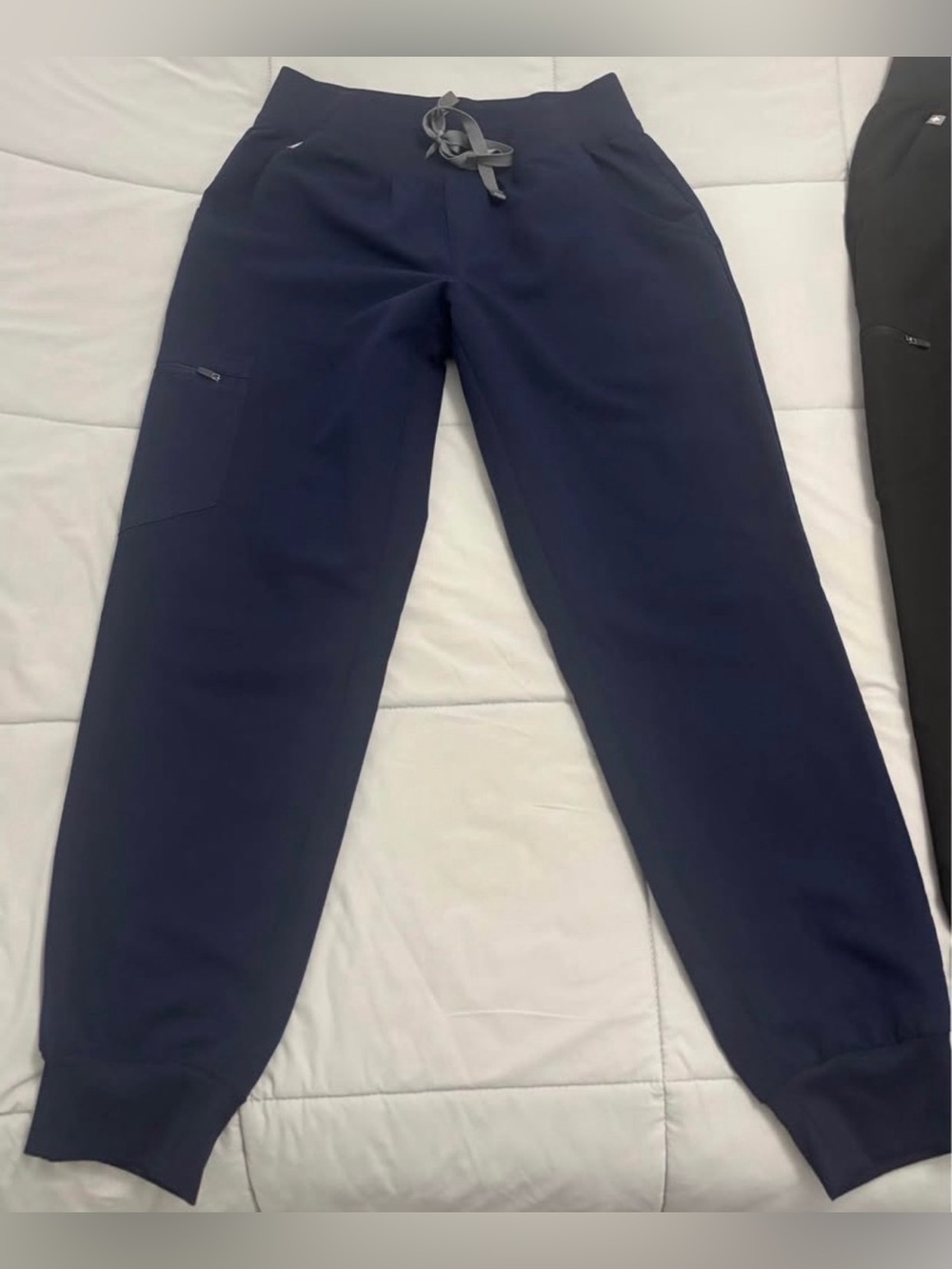 Women’s FIGS small petite navy Zamora joggers
